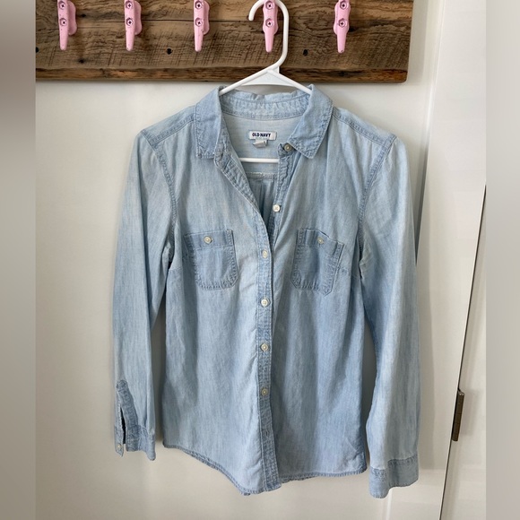Old Navy Double-Pocket Chambray Shirt - Picture 3 of 4